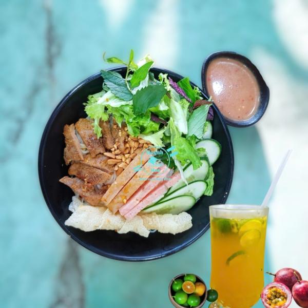 Bún thịt nướng + 1 ly trà tắc chanh dây
