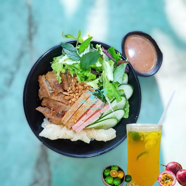 Bún thịt nướng + 1 ly trà tắc chanh dây